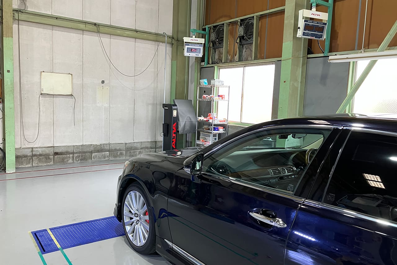 整備工場内に停められた乗用車